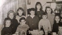 Arriba a la izquierda, atrás de un niño, está Graciela Romero, la Peti.