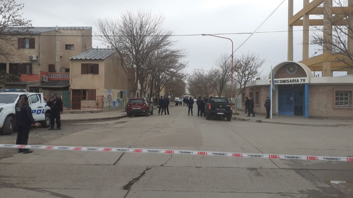 La esquina de la Subcomisaría 79 había sido acordonada para permitir los trabajos periciales. Allí un motociclista le habría disparado a un grupo de jóvenes. Un menor fue herido.&nbsp;