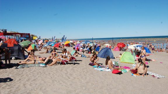 La gran extensión de la costa les da lugar a todos en Las Grutas.