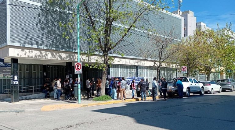 El reclamo lo realizaron a las afueras del Juzgado de Familia cipoleño.