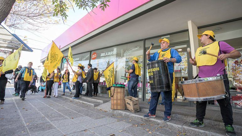 La Asociación de Empleados de Comercio protestó ayer frente a Blancoamor.