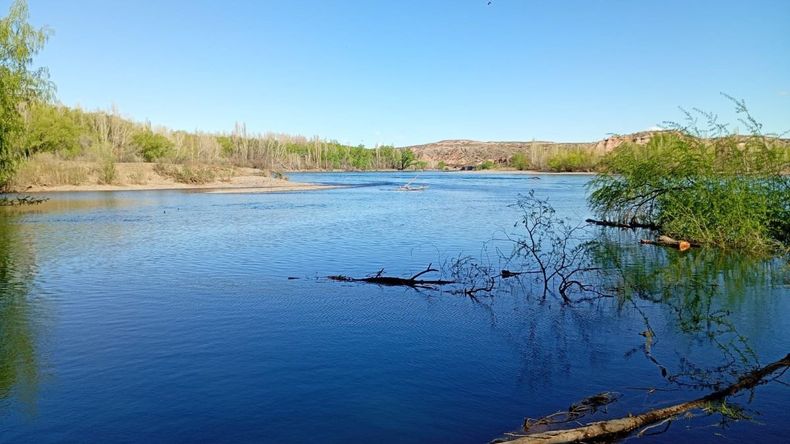 Navegaban cerca de la Confluencia por el río Neuquén y encontraron un cadáver