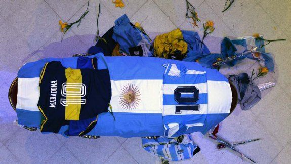 Una multitud le brinda el ultimo adiós a Diego Maradona