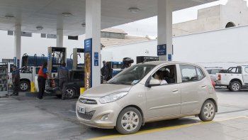 hubo largas filas para cargar nafta barata en cipolletti