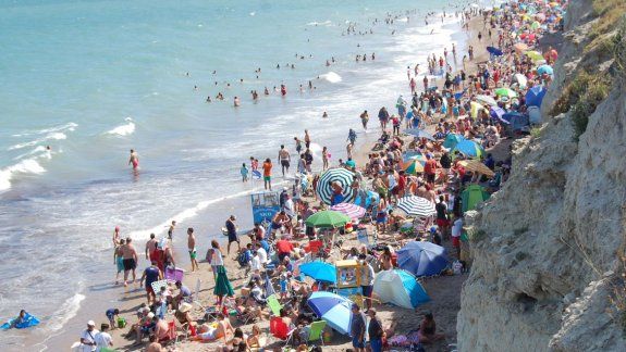 La marea amontonó a los visitantes y subió al mediodía, cuando las playas estaban repletas.