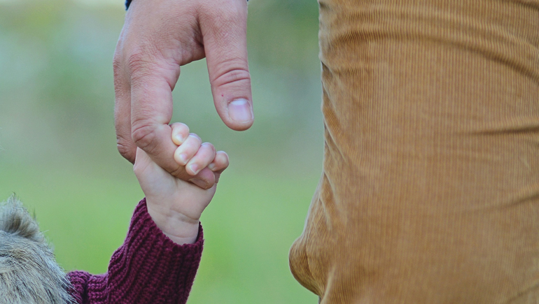 Un papá del Alto Valle logró la custodia de su hija tras episodios de abandono por parte de la madre.
