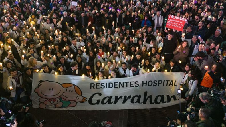 Noche de velas: residentes del Hospital Garrahan marcharon al Obelisco junto a familiares de pacientes