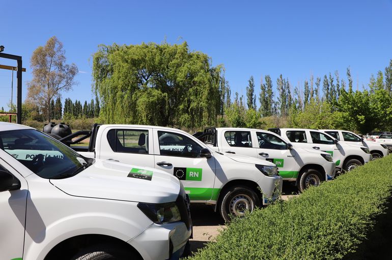 14 nuevas camionetas 4x4 se suman a la secretaria de Energía y Ambiente. 14 nuevas camionetas 4x4 se suman a la secretaria de Energía y Ambiente.