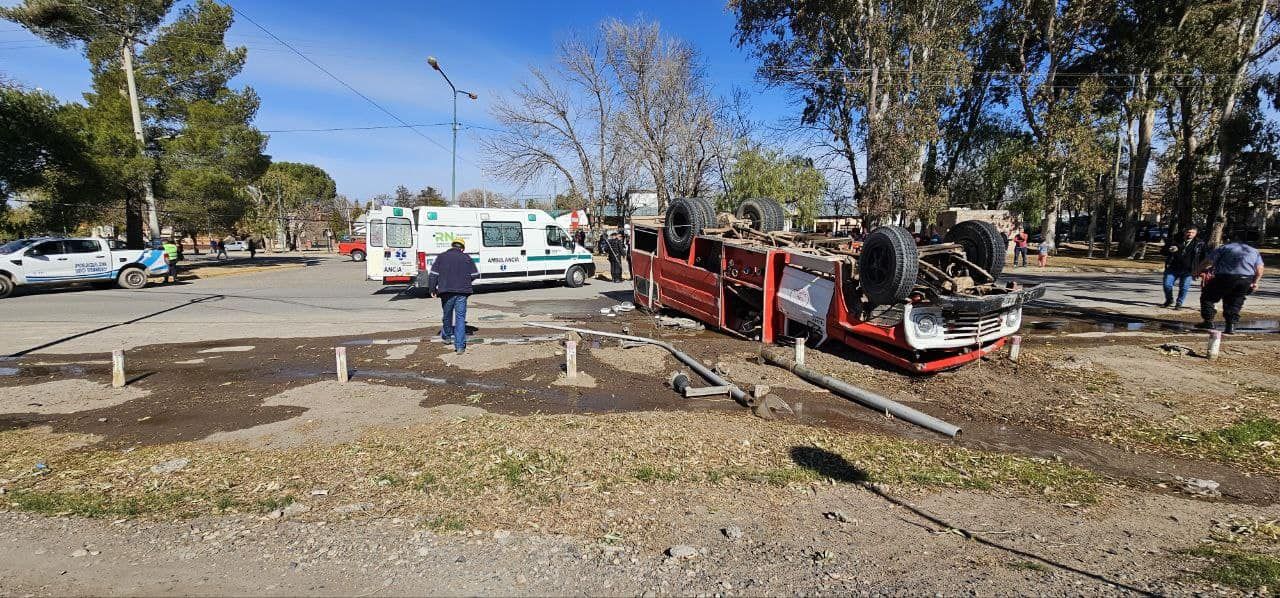 El vehículo de Bomberos volcó en el acceso a Allen por la Ruta 65.&nbsp;