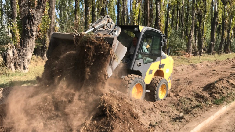 Este jueves iniciaron los trabajos para la construcción de una nueva bicisenda que atravesará la calle San Luis de Cipolletti.
