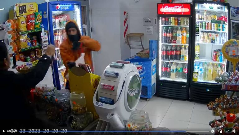 Un ladrón armado asaltó un kiosco en Cipolletti. Un ladrón armado asaltó un kiosco en Cipolletti.