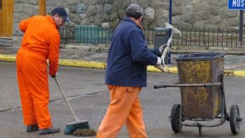 Municipales de Bariloche fueron a la Justicia para que obligue al Gobierno a responder a un pedido de aumento de sueldos.
