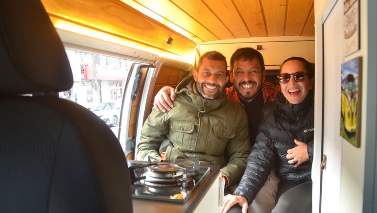 Los viajeros junto a su incondicional amigo nuevo, el cipoleño Cristian. Los viajeros junto a su incondicional amigo nuevo, el cipoleño Cristian.