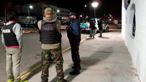 Efectivos policiales de la comisaría local y del Coer acompañaron a los inspectores municipales en el operativo.&nbsp;