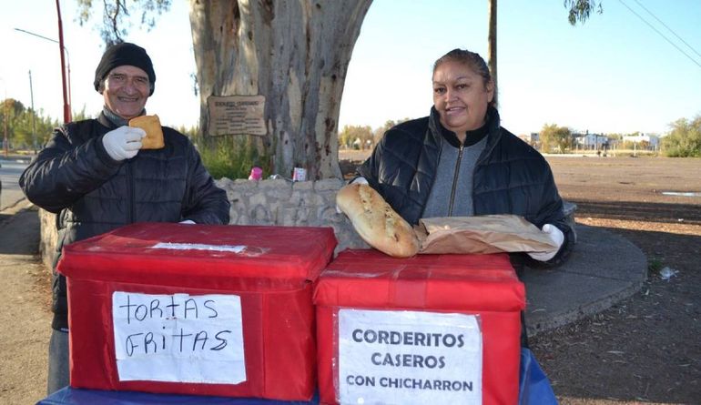 Venden tortas fritas en la rotonda y necesitan una mano del pueblo cipoleño