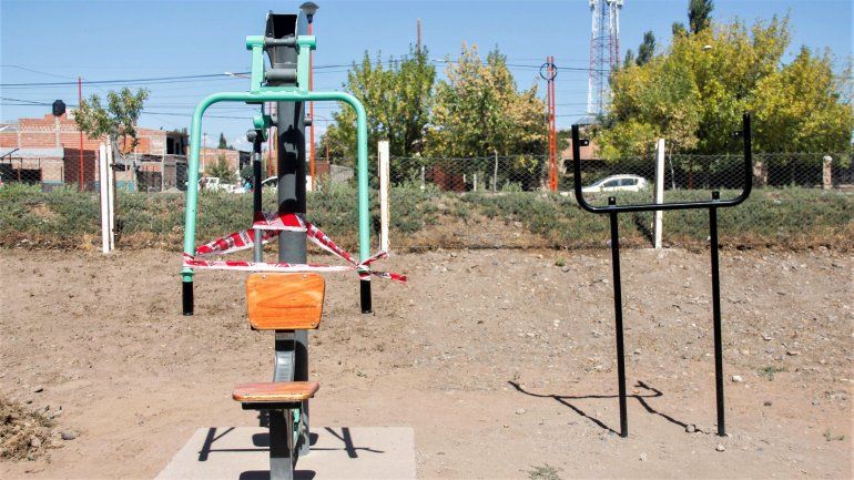 El Municipio sale a precintar los gimnasios al aire libre