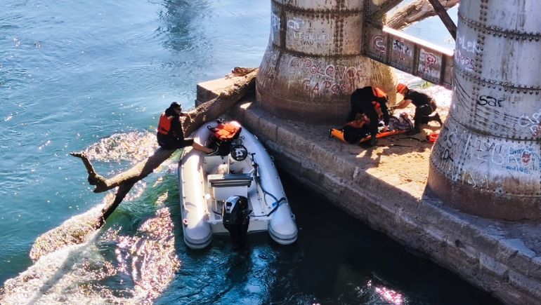 El adolescente fue rescatado por&nbsp;la Brigada de Altura y la Brigada de Buceo&nbsp;y Rescate del cuartel central.
