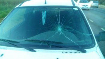 En el choque, el policía se golpeó la cabeza contra el parabrisas del vehículo.