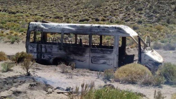 Un transporte escolar se prendió fuego camino a Jacobacci