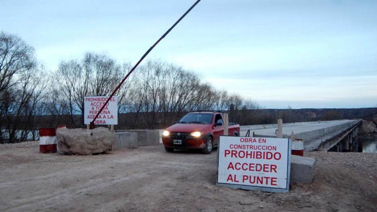 La obra del puente está muy avanzada y cuenta con terraplenes en ambas márgenes. Por eso son cada vez más los vehículos que lo transitan a diario.
