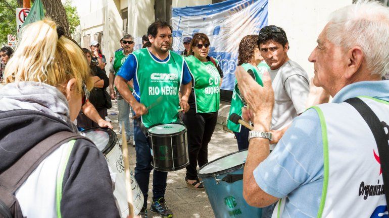 Los gremios estatales se reúnen hoy a discutir con la Provincia la paritaria 2025.