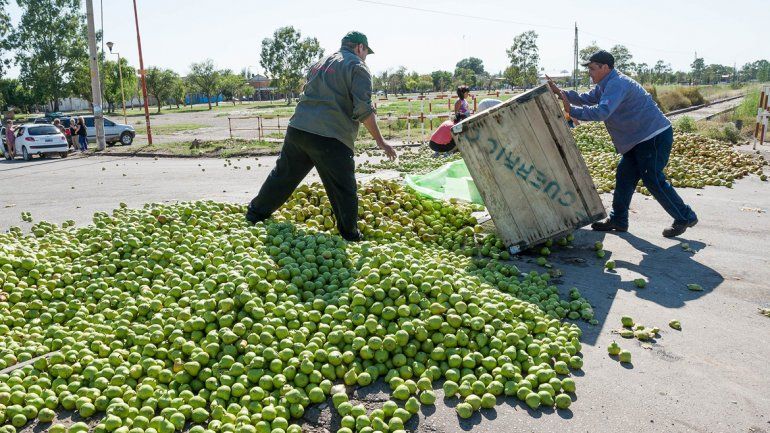 Los chacareros volverán a tirar fruta para que la gente la recoja. En esta oportunidad será un millón de kilos.