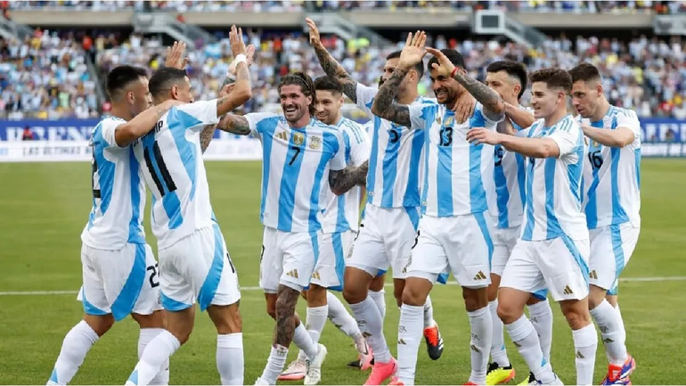 La Selección Argentina busca el primer lugar del grupo ante Perú