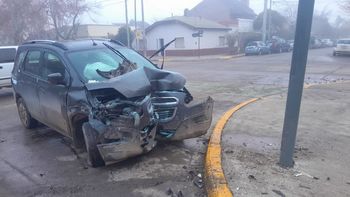El Chevrolet Spin tras el choque impacto contra una columna de la plazoleta de Alem. 