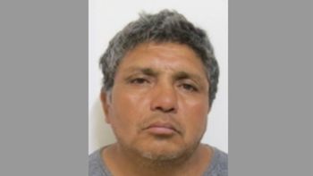 Luis Alberto Espinoza es el principal sospechoso del femicidio y es buscado por la Policía.