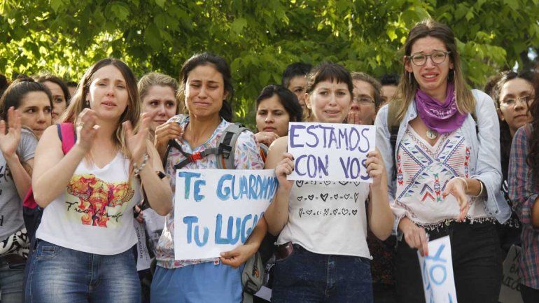 Compañeras de la estudiante de la Unco abusada lloran en la marcha por pedido de justicia 