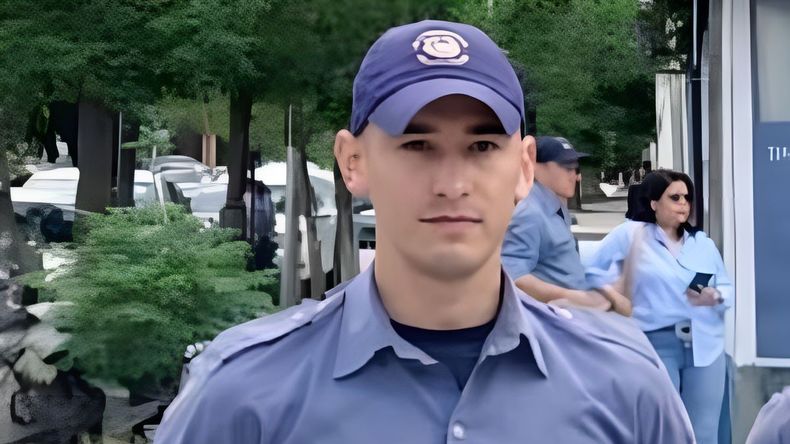 El cabo Primero Agustín Ruiz salvó que se ahogara una mujer en Allen. Lo felicitó el gobernador Alberto Weretilneck. | LMCipolletti.com El cabo Primero Agustín Ruiz salvó que se ahogara una mujer en Allen. Lo felicitó el gobernador Alberto Weretilneck.