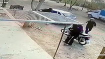 Dramático momento. Los delincuentes abordan a los ocupantes de una moto, incluido un nene. Intento de robo frustrado.