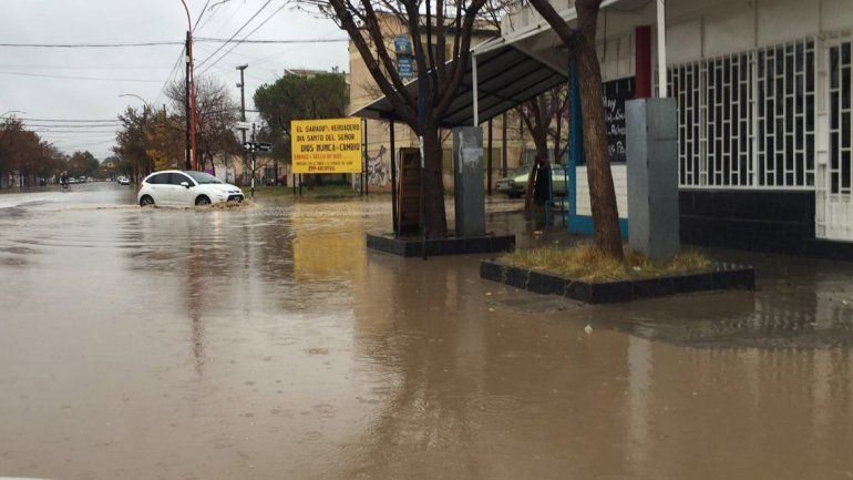 Las fuertes lluvias complican la situación en los barrios y cinco familias se autoevacuaron