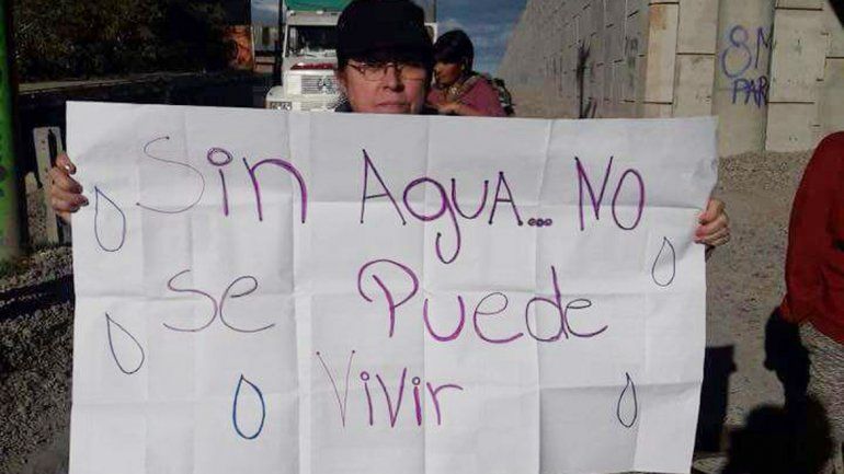 Vecinos de Oro volvieron a cortar la Ruta 22 por el agua