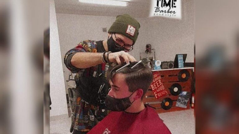 Motochorros armados desvalijaron una barbería en el Brentana