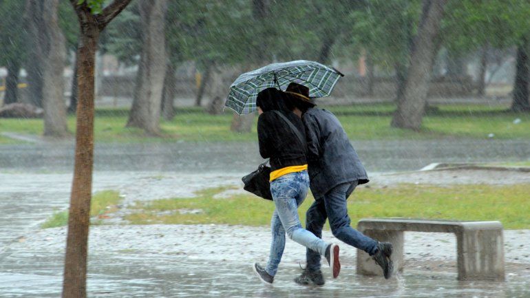 El Servicio Meteorológico Nacional emitió una alerta por lluvias y vientos para ocho provincias.