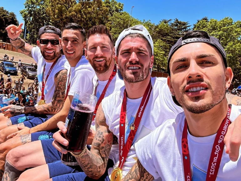 Messi y los muchachos de la Scaloneta meta brindis en el descapotable