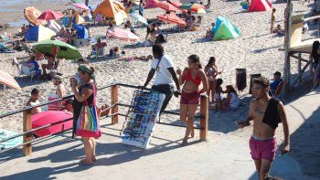 vendedores africanos regularizados se hacen la america en las grutas