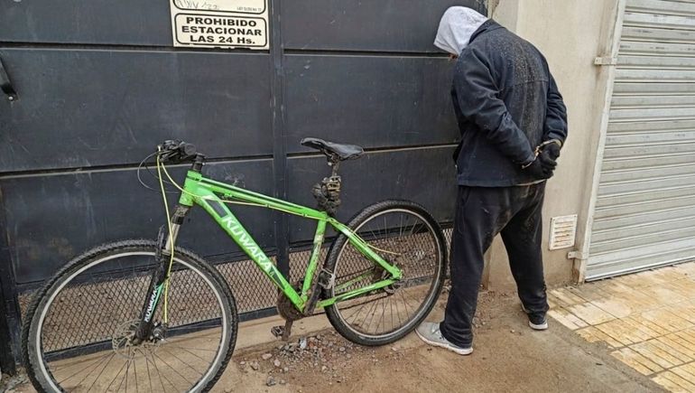 El hombre que robó la bicicleta de una cafetería del centro de Cipolletti fue atrapado por biciplicías que hacían recorridos de prevención.&nbsp;