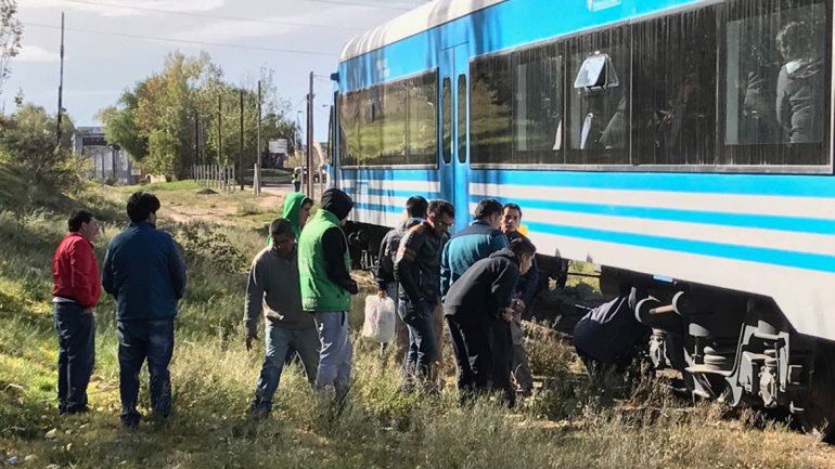 Un adolescente de Fernández Oro está grave tras quedar debajo del tren 
