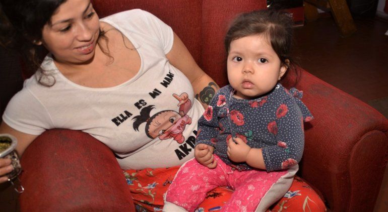 Nació con la cadera desplazada, la operaron tres veces y continúa igual