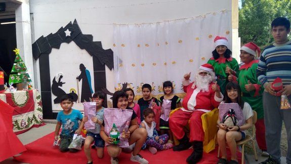Papá Noel arrancó su recorrido y ya pasó por dos barrios cipoleños