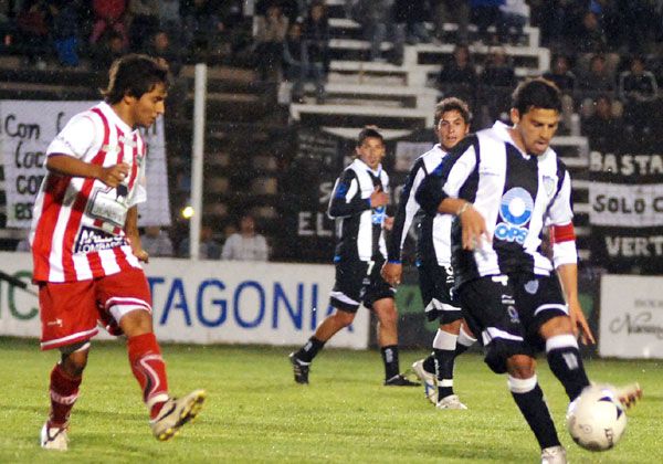 Bajo la lluvia volvió a la punta