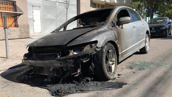 Denuncia que su ex pareja le prendió fuego el auto