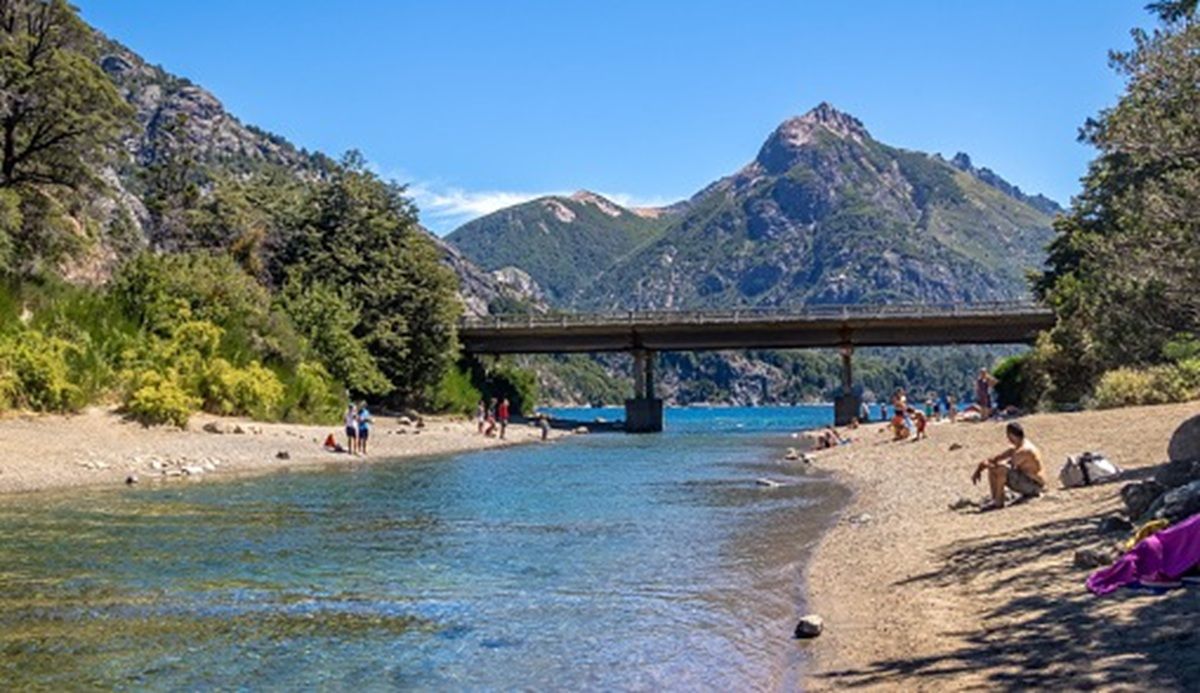 El efectivo rescató a la pareja en el arroyo Angostura, en Bariloche.