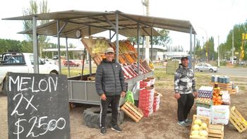 Aníbal junto a Leo, uno de sus compañeros en el puestito. Foto Antonio Spagnuolo.