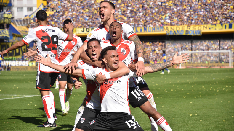 De La Cruz festeja el segundo gol del Superclásico con Enzo Díaz (autor del tanto), Funes Mori y González Pírez. Foto: Télam