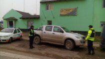La camioneta Toyota Hilux quedó con daños materiales tras chocar contra los dos autos estacionados y el patrullero.&nbsp;