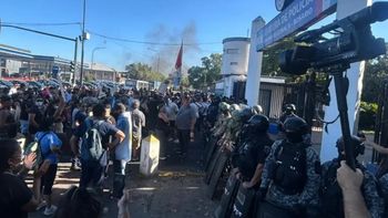 En las últimas horas, además de quema de neumáticos frente a la jefatura, se lleva a cabo un sirenazo, donde se sumó personal motorizado. | LMCipolletti.com En las últimas horas, además de quema de neumáticos frente a la jefatura, se lleva a cabo un sirenazo, donde se sumó personal motorizado.