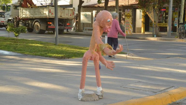Otra imagen del Muñeco que causó intriga en el centro cipoleño.